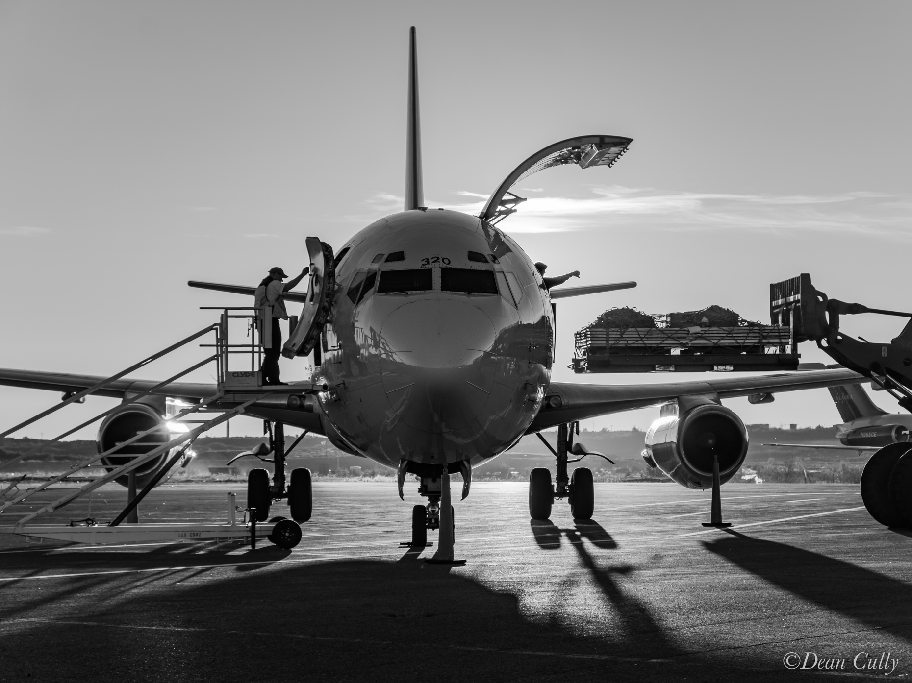boeing_737-200_freighter_unloading_suset_dean_cully_2419